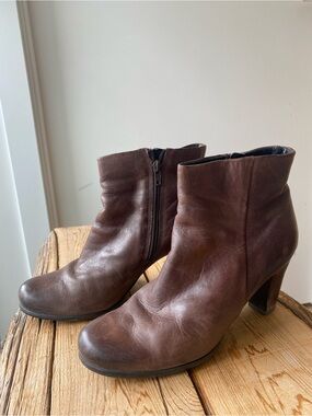 Ecco Brown Leather Ankle Booties with Side Zip
